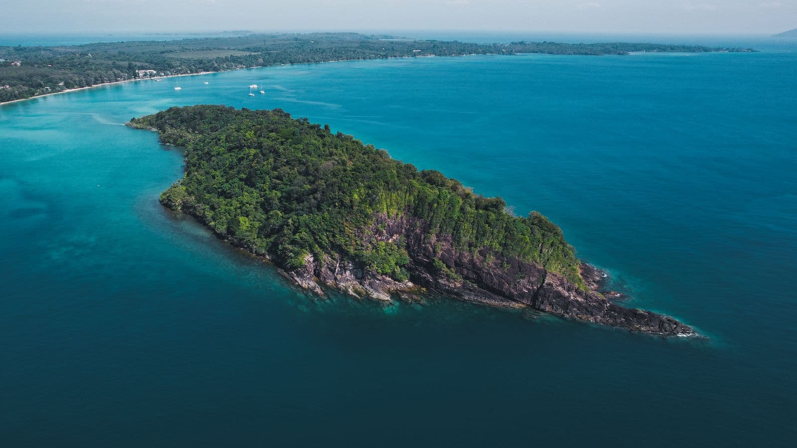 Ko Mak coastline and clear water